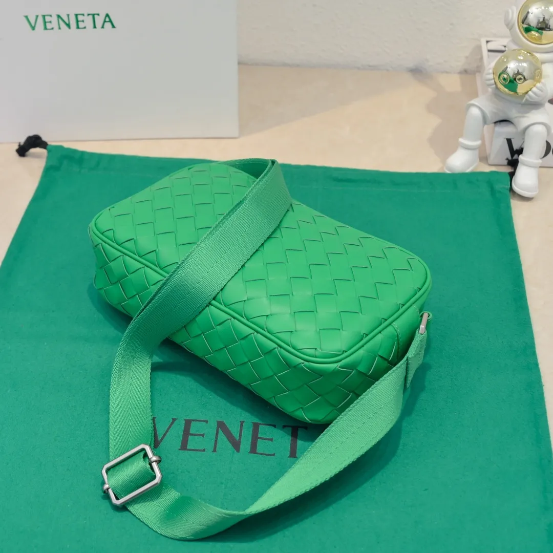 Batch 1480 BV lntrecciato woven leather crossbody bag. The zipper opens and closes, and the space is too large. It meets the daily needs of going out on the street. There are no problems with mobile phones 📱 wallets 👛 power bank 🔋. The weaving process is used, and the texture of the upper body 🔝 is very high-end. Style number: 7100 Size: 25*7.5